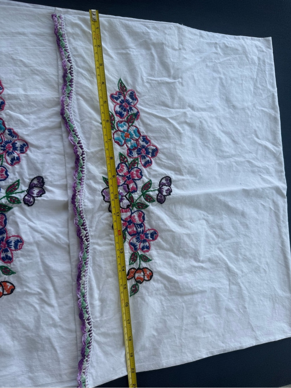 Hand-Embroidered VTG Pillowcase Set - Picture 4 of 7